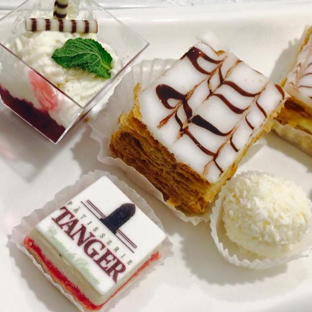 Un choix de pâtisseries à partager – Patisserie Tanger