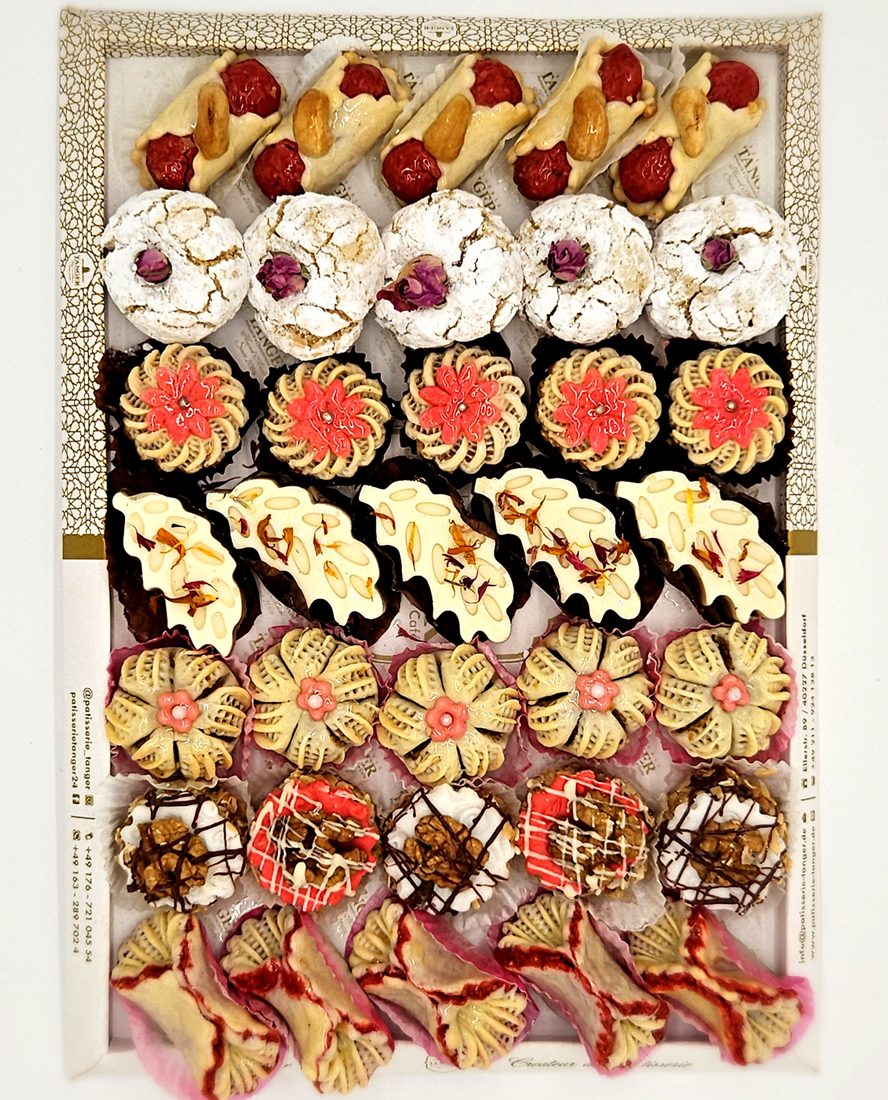 Pâtisseries marocaines colorées aux amandes, pétales et décors délicats